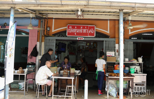 ก๋วยเตี๋ยวผัดงี่เง่า at เจ๊เบญ โอเดี้ยน, ร้านฮั้นโภชนา, เจ๊เฮี้ยง ก๋วยเตี๋ยวลูกชิ้นปลา ตลาดน้อย, ข้าวต้มปลาตลาดน้อย, Baan Chim Cha, อาฉีไก่ทอด, มานพ สุกี้รถกระบะ, แดงราชาหอยทอด, โจ๊ก เจ๊หมวยเกี้ย-ดั้งเดิม, เป็ดตุ๋นเจ้าท่า, ซี่โครงปราณ, คุณปุ๊กะหรี่ปั๊บ ณ ตลาดน้อย, แต้เล่าจิ้นเส็ง, Li Bing Waffle Parlour, Mana Craft, Jap Bread ตลาดน้อย, ฮงเซียงกง