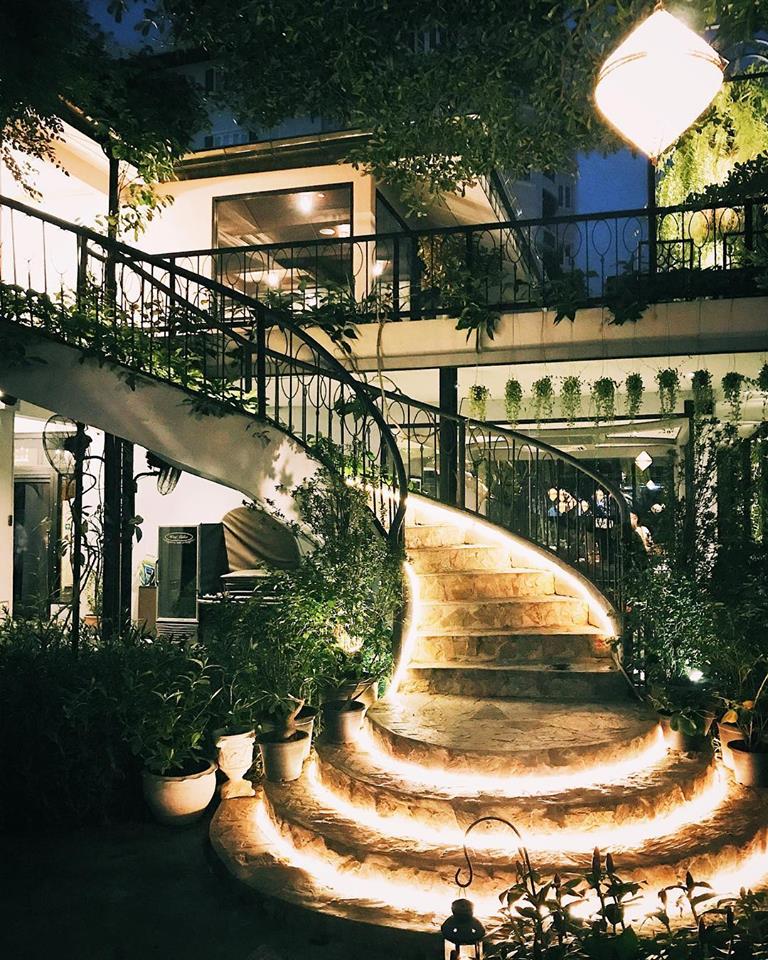 บ้านสวย ในสวน, Siam Brasserie , The Treehouse Nongchok, Natura Cafe, BaanNaiSuan Cafe&Yoga, Patom, Portobello & Désiré, ครัวบ้านสวนสุวรรณ, ร้านอาหารฐิตารีย์ สวนรถไฟ จตุจักร, บ้านสวน อบอวลรัก