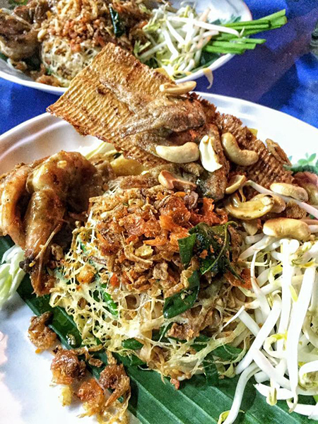 บ้านใหญ่ผัดไทยเตาถ่าน, ผัดไทยคุณยาย เสนาวิลล่า, ซอย7 แฮปปี้แลนด์, ผัดไทยหน้าช่องฯ, ผัดไทยายแถม ถนนวิสุทธิกษัตริย์, ทิพย์สมัย ผัดไทยประตูผี, ลุงภา ผัดไทย เจ้าเก่า, ผัดไทยเสวย ลาดพร้าว71, ประทุมทิพย์ผัดไทย, ผัดไทยวังหิน Showปัง, พรพิมลผัดไทย หอยทอด ราดซอสมันกุ้งรัชดา3แยก8 , เฮงหอยทอดชาวเล, ผัดไทยไฟทะลุ, ผัดไท นรกแตก, ผัดไทยรสเด็ดวงเวียนใหญ่ ไม่ใส่ผงชูรส, สอบถามเพิ่มเติม โทร. 02 438 8388, ผัดไทเทเวศร์ 359