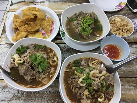 หลังรามฯเมี่ยงปลาเผา, ก๋วยเตี๋ยวกระดูกหมูป้ายเหลือง ลุงจำเนียร, แกงป่า, หนึ่งปูม้าทะเลเผา , โจ๊กข้อไก่ VS., ร้านอาหารจันทน์หอม