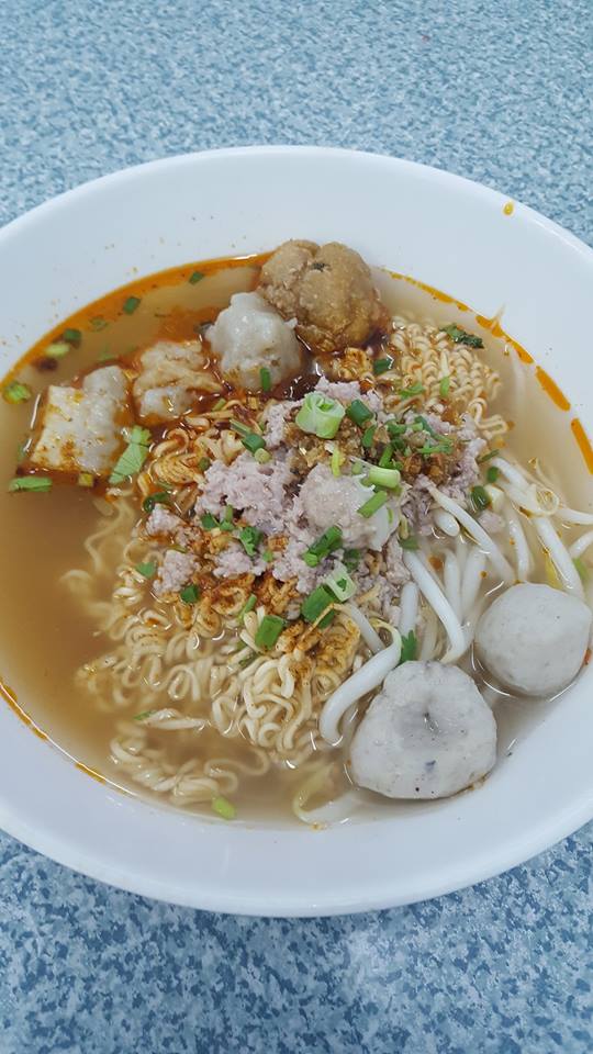 ก๋วยเตี๋ยวหม้อทอง เจริญกรุง57, ร้านเจ๊โหนก ก๋วยเตี๋ยวแคะ, ก๋วยเตี๋ยวแคะโคตรเครื่อง คอนแวนต์, ก๋วยเตี๋ยวแคะจุฬาเจ้าเก่า, ตั้งยู้ฮวด ลูกชิ้นกุ้งนี่ง, ก๋วยเตี๋ยวแคะ นายเหงี่ยน, ก๋วยเตี๋ยวแคะสุชาดา(จู)วรจักร, โกโจก๋วยเตี๋ยวแคะเจ้าเก่า2521 นายอ้วนหลังวัดสุทัศน์, ก๋วยเตี๋ยวแคะไปรษณีย์กลาง - วังหลัง, ก๋วยเตี๋ยวแคะสี่พระยา, ก๋วยเตี๋ยวแคะสีลม - ตรอกกะจั๊วในตำนาน, สุวิมลก๋วยเตี๋ยวแคะ ตลาดนางเลิ้ง, ตั้งหวังเจ๊ง ก๋วยเตี๋ยวแคะนายอ้วนเจ้าเก่า-เสาชิงช้า