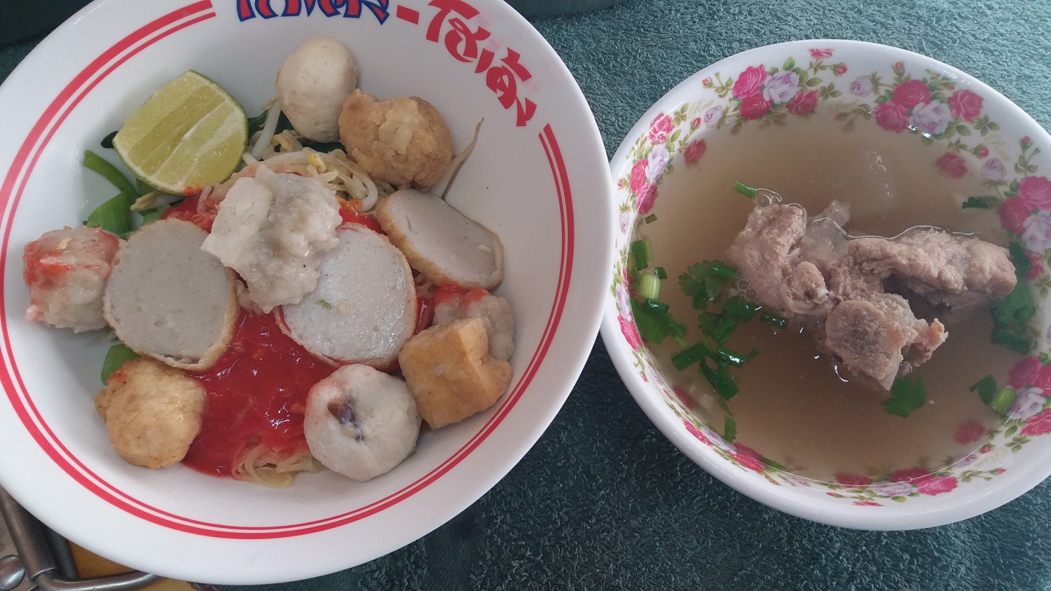 ก๋วยเตี๋ยวหม้อทอง เจริญกรุง57, ร้านเจ๊โหนก ก๋วยเตี๋ยวแคะ, ก๋วยเตี๋ยวแคะโคตรเครื่อง คอนแวนต์, ก๋วยเตี๋ยวแคะจุฬาเจ้าเก่า, ตั้งยู้ฮวด ลูกชิ้นกุ้งนี่ง, ก๋วยเตี๋ยวแคะ นายเหงี่ยน, ก๋วยเตี๋ยวแคะสุชาดา(จู)วรจักร, โกโจก๋วยเตี๋ยวแคะเจ้าเก่า2521 นายอ้วนหลังวัดสุทัศน์, ก๋วยเตี๋ยวแคะไปรษณีย์กลาง - วังหลัง, ก๋วยเตี๋ยวแคะสี่พระยา, ก๋วยเตี๋ยวแคะสีลม - ตรอกกะจั๊วในตำนาน, สุวิมลก๋วยเตี๋ยวแคะ ตลาดนางเลิ้ง, ตั้งหวังเจ๊ง ก๋วยเตี๋ยวแคะนายอ้วนเจ้าเก่า-เสาชิงช้า