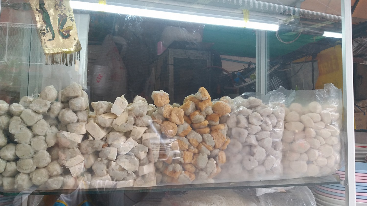 ก๋วยเตี๋ยวหม้อทอง เจริญกรุง57, ร้านเจ๊โหนก ก๋วยเตี๋ยวแคะ, ก๋วยเตี๋ยวแคะโคตรเครื่อง คอนแวนต์, ก๋วยเตี๋ยวแคะจุฬาเจ้าเก่า, ตั้งยู้ฮวด ลูกชิ้นกุ้งนี่ง, ก๋วยเตี๋ยวแคะ นายเหงี่ยน, ก๋วยเตี๋ยวแคะสุชาดา(จู)วรจักร, โกโจก๋วยเตี๋ยวแคะเจ้าเก่า2521 นายอ้วนหลังวัดสุทัศน์, ก๋วยเตี๋ยวแคะไปรษณีย์กลาง - วังหลัง, ก๋วยเตี๋ยวแคะสี่พระยา, ก๋วยเตี๋ยวแคะสีลม - ตรอกกะจั๊วในตำนาน, สุวิมลก๋วยเตี๋ยวแคะ ตลาดนางเลิ้ง, ตั้งหวังเจ๊ง ก๋วยเตี๋ยวแคะนายอ้วนเจ้าเก่า-เสาชิงช้า