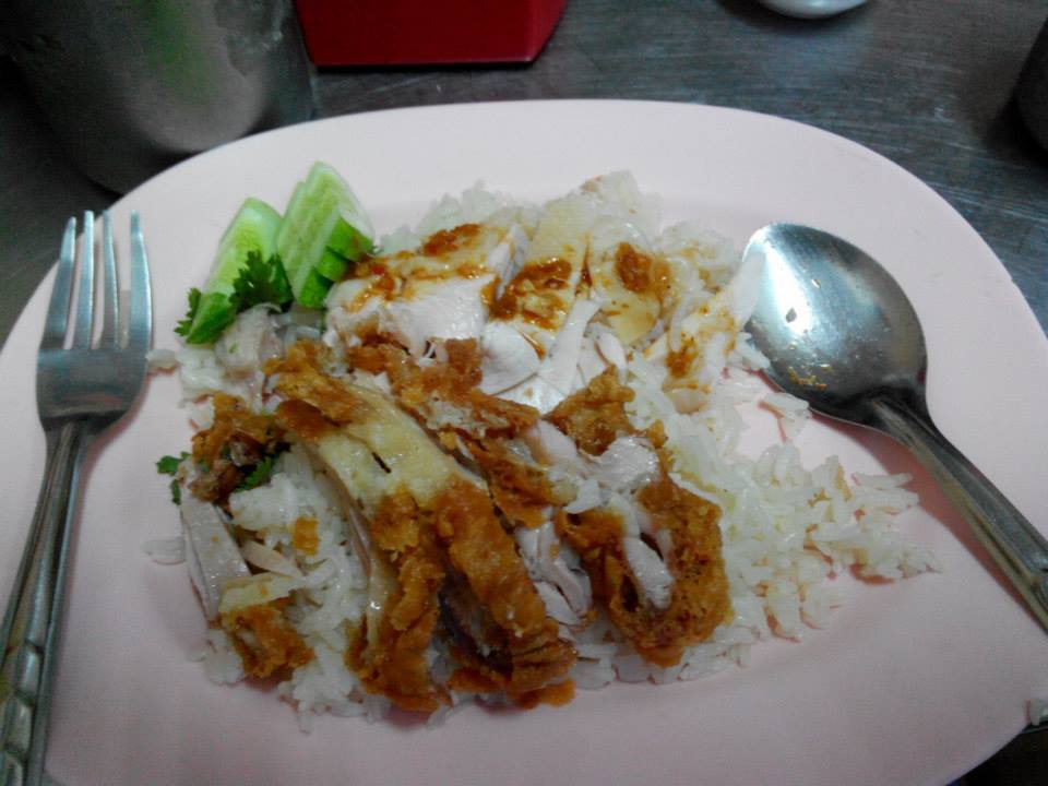แดงราชาหอยทอด, เปาะเปี๊ยะสด ตรอกสุกร, SO-K cafe, เช็งซิมอี๊ (แป้งกลมอารมณ์ดี), ก๋วยเตี๋ยวตรอกโรงหมู, ข้าวมันไก่พิชัยไก่ตอน, Scoopp, ข้าวขาหมู "มันอยู่ในกระทะ"ตรอกโรงหมู, เบ๊ซุ่นหลี, สีมรกต, สุกี้เตาถ่าน ตรอกโรงหมู, Amass coffee art toys, Kanom Donut, ก๋วยเตี๋ยวหมูตุ๋นเจ๊ปู