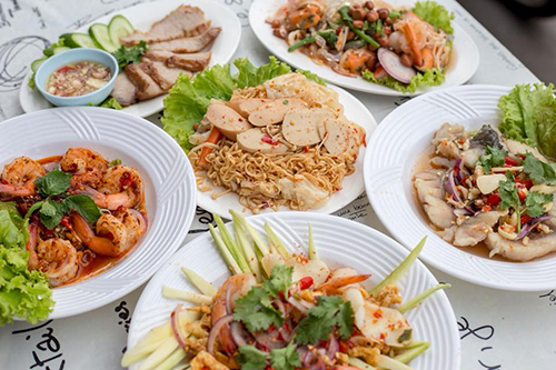 ขนมกุยช่าย หมู่บ้านเศรษฐกิจ, เล่าซา (ลิ้มเล่าซา) เซ็นต์หลุยส์, หม่าล่าชาวเขา Malashaokao, 1:2 Coffee Company, หิว หิว Hiew Hiew, หมูทอดเซ็นต์หลุยส์, กิตติก๋วยเตี๋ยวเป็ด