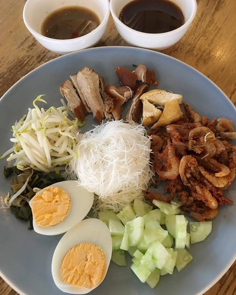 อร่อยเด็ด, ร้านข้าวต้มนายอ๋า, ร้านฟ้ามุ่ย, ร้านสุธาทิพย์, Blue Tree coffeebar, ร้านชั่งเส็ง ก๋วยเตี๋ยวลูกชิ้นปลา (เจ้เกียว), Pat Cafe Boraan แพท คาเฟ่ โบราณ, อ้วนโภชนา อาหารไทย อีสาน , ครัวป้าแดงบางลำพู, Cafe' Velodome