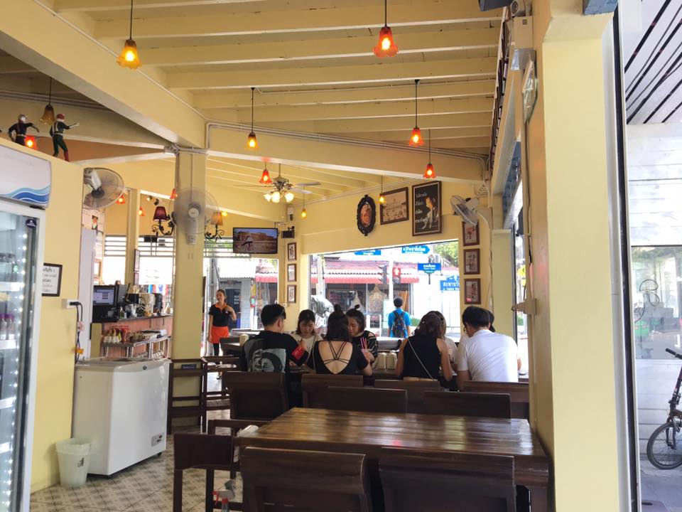 อร่อยเด็ด, ร้านข้าวต้มนายอ๋า, ร้านฟ้ามุ่ย, ร้านสุธาทิพย์, Blue Tree coffeebar, ร้านชั่งเส็ง ก๋วยเตี๋ยวลูกชิ้นปลา (เจ้เกียว), Pat Cafe Boraan แพท คาเฟ่ โบราณ, อ้วนโภชนา อาหารไทย อีสาน , ครัวป้าแดงบางลำพู, Cafe' Velodome