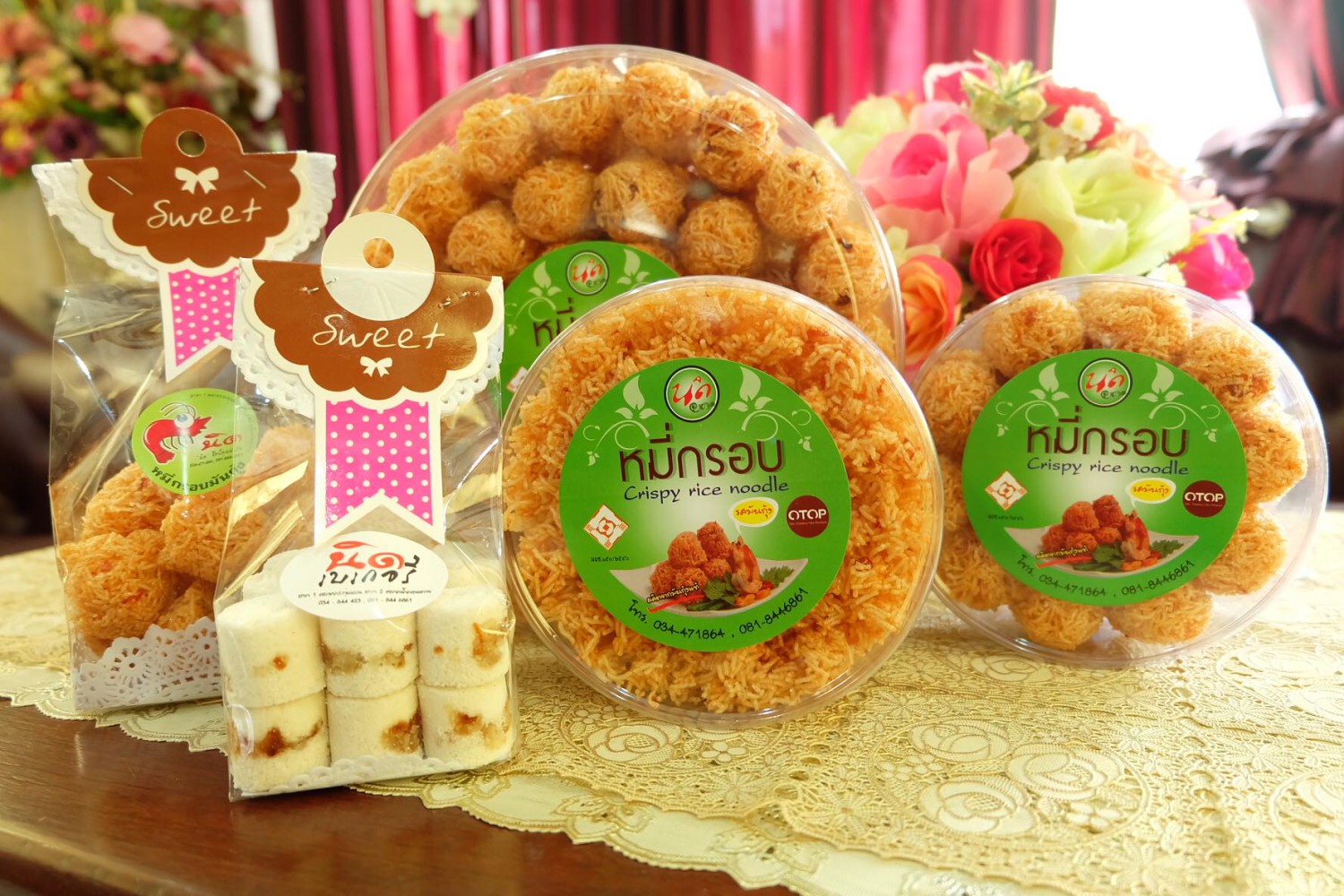 เป็ดพะโล้นายหนับ ตลาดน้ำดอนหวาย, ปังพอนด์_ดอนหวาย, ครัวบ้านเตี่ย ตลาดน้ำวัดดอนหวาย, แพสุวรรณรัตน์ ตลาดริมน้ำดอนหวาย, เป็ดพะโล้นายโอ, เพชรเบเกอรี่, ปลาต้มเค็มป้าต้อย (ตลาดดอนหวาย), ขนมชั้น แสงดาว, ตลาดริมน้ำวัดดอนหวาย จ.นครปฐม, ร้านขนมสอดไส้ผู้พัน - ตลาดน้ำดอนหวาย, ขนมหวานเจ๊โส่ย..ตลาดดอนหวาย, ศรียาภัย ไอศครีมกะทิสด, ขนมตาลป้าไข่, ขนมไทย เจิมทอง ตลาดดอนหวาย, ร้านขนมมุสลิมโบราณ786 ขนมฝักบัว, ขนมเบื้องญวน ขนมหม้อแกงถั่ว, ไข่เค็มป้ายม, นิด หมี่กรอบมันกุ้ง, ร้านกวยจั๊บนายตือ ดอนหวาย