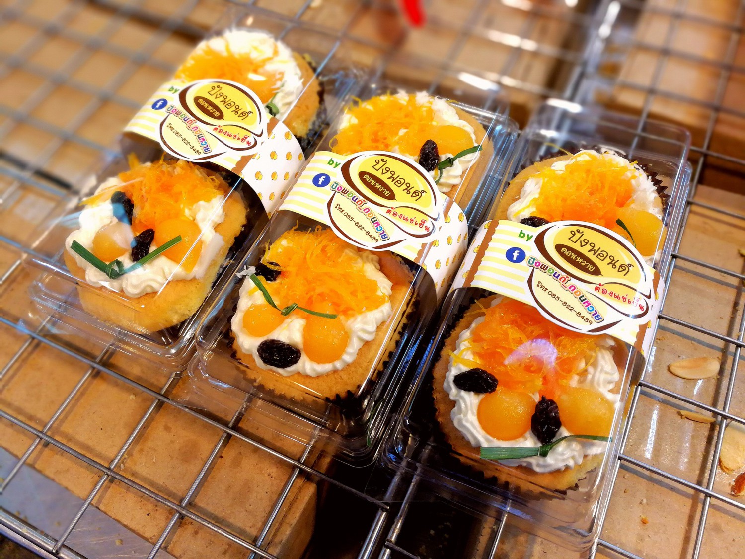 เป็ดพะโล้นายหนับ ตลาดน้ำดอนหวาย, ปังพอนด์_ดอนหวาย, ครัวบ้านเตี่ย ตลาดน้ำวัดดอนหวาย, แพสุวรรณรัตน์ ตลาดริมน้ำดอนหวาย, เป็ดพะโล้นายโอ, เพชรเบเกอรี่, ปลาต้มเค็มป้าต้อย (ตลาดดอนหวาย), ขนมชั้น แสงดาว, ตลาดริมน้ำวัดดอนหวาย จ.นครปฐม, ร้านขนมสอดไส้ผู้พัน - ตลาดน้ำดอนหวาย, ขนมหวานเจ๊โส่ย..ตลาดดอนหวาย, ศรียาภัย ไอศครีมกะทิสด, ขนมตาลป้าไข่, ขนมไทย เจิมทอง ตลาดดอนหวาย, ร้านขนมมุสลิมโบราณ786 ขนมฝักบัว, ขนมเบื้องญวน ขนมหม้อแกงถั่ว, ไข่เค็มป้ายม, นิด หมี่กรอบมันกุ้ง, ร้านกวยจั๊บนายตือ ดอนหวาย