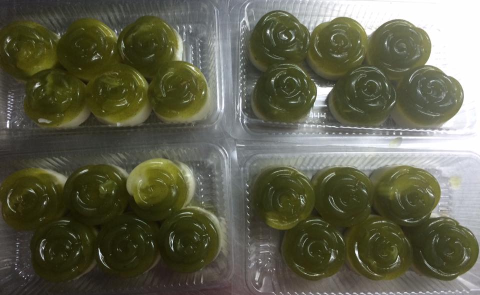 เป็ดพะโล้นายหนับ ตลาดน้ำดอนหวาย, ปังพอนด์_ดอนหวาย, ครัวบ้านเตี่ย ตลาดน้ำวัดดอนหวาย, แพสุวรรณรัตน์ ตลาดริมน้ำดอนหวาย, เป็ดพะโล้นายโอ, เพชรเบเกอรี่, ปลาต้มเค็มป้าต้อย (ตลาดดอนหวาย), ขนมชั้น แสงดาว, ตลาดริมน้ำวัดดอนหวาย จ.นครปฐม, ร้านขนมสอดไส้ผู้พัน - ตลาดน้ำดอนหวาย, ขนมหวานเจ๊โส่ย..ตลาดดอนหวาย, ศรียาภัย ไอศครีมกะทิสด, ขนมตาลป้าไข่, ขนมไทย เจิมทอง ตลาดดอนหวาย, ร้านขนมมุสลิมโบราณ786 ขนมฝักบัว, ขนมเบื้องญวน ขนมหม้อแกงถั่ว, ไข่เค็มป้ายม, นิด หมี่กรอบมันกุ้ง, ร้านกวยจั๊บนายตือ ดอนหวาย