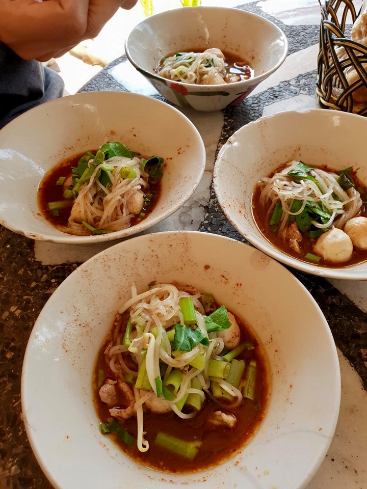 ก๋วยเตี๋ยวเรือในคลอง อยุธยา, กรุงเก่า"เตี๋ยวเรือ", ก๋วยเตี๋ยวเรือลวกปากริมคลอง &amp; หมูกะทะ อยุธยา, ก๋วยเตี๋ยวเรืออยุธยา-โอชินสูตรโบราณ, ร้านก๋วยเตี๋ยวเรือโอ่งบนแพริมแม่น้ำน้อย, ก๋วยเตี๋ยวเรือกิมหลวน อยุธยา, ก๋วยเตี๋ยวเรือ ตาลเดี่ยว'เตี๋ยวเรือ, ก๋วยเตี๊ยวลุงแจ๊ะ (บัวหวาน), ร้านก๋วยเตี๋ยวตาไห (คลองท่อ), ก๋วยเตี๋ยวเรือแม่วันดี อยุธยา, ก๋วยเตี๋ยวเรือแม่ต่วม อยุธยา, ก๋วยเตี๋ยวเรือ เสือร้องไห้, ก๋วยเตี๋ยวเรือ "รสโจ๊ะ" ป้าไวท์, ก๋วยเตี๋ยวเรืออยุธยา ป้าษา2, ก๋วยเตี๋ยววัดใหญ่, ก๋วยเตี๋ยวเรือห้อยขา อยุธยา, ก๋วยเตี๋ยวเรือนายอ๊อฟ สูตร”ยายจง”รสดั้งเดิม, ไทยเทวา ก๋วยเตี๋ยวเรืออยุธยา, ต้อยตลาดแตก สาขาใหญ่ ก๋วยเตี๋ยวเรืออยุธยา