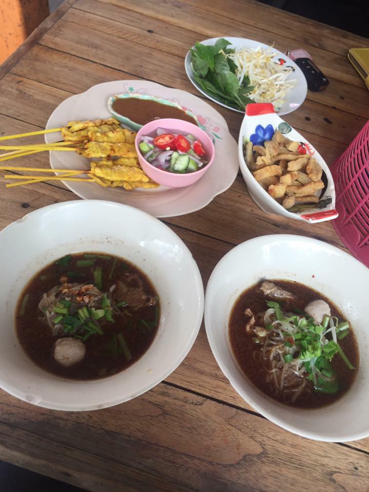 ก๋วยเตี๋ยวเรือในคลอง อยุธยา, กรุงเก่า"เตี๋ยวเรือ", ก๋วยเตี๋ยวเรือลวกปากริมคลอง &amp; หมูกะทะ อยุธยา, ก๋วยเตี๋ยวเรืออยุธยา-โอชินสูตรโบราณ, ร้านก๋วยเตี๋ยวเรือโอ่งบนแพริมแม่น้ำน้อย, ก๋วยเตี๋ยวเรือกิมหลวน อยุธยา, ก๋วยเตี๋ยวเรือ ตาลเดี่ยว'เตี๋ยวเรือ, ก๋วยเตี๊ยวลุงแจ๊ะ (บัวหวาน), ร้านก๋วยเตี๋ยวตาไห (คลองท่อ), ก๋วยเตี๋ยวเรือแม่วันดี อยุธยา, ก๋วยเตี๋ยวเรือแม่ต่วม อยุธยา, ก๋วยเตี๋ยวเรือ เสือร้องไห้, ก๋วยเตี๋ยวเรือ "รสโจ๊ะ" ป้าไวท์, ก๋วยเตี๋ยวเรืออยุธยา ป้าษา2, ก๋วยเตี๋ยววัดใหญ่, ก๋วยเตี๋ยวเรือห้อยขา อยุธยา, ก๋วยเตี๋ยวเรือนายอ๊อฟ สูตร”ยายจง”รสดั้งเดิม, ไทยเทวา ก๋วยเตี๋ยวเรืออยุธยา, ต้อยตลาดแตก สาขาใหญ่ ก๋วยเตี๋ยวเรืออยุธยา
