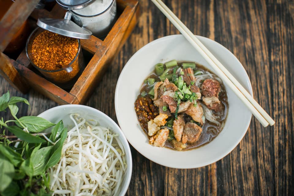 ก๋วยเตี๋ยวเรือในคลอง อยุธยา, กรุงเก่า"เตี๋ยวเรือ", ก๋วยเตี๋ยวเรือลวกปากริมคลอง &amp; หมูกะทะ อยุธยา, ก๋วยเตี๋ยวเรืออยุธยา-โอชินสูตรโบราณ, ร้านก๋วยเตี๋ยวเรือโอ่งบนแพริมแม่น้ำน้อย, ก๋วยเตี๋ยวเรือกิมหลวน อยุธยา, ก๋วยเตี๋ยวเรือ ตาลเดี่ยว'เตี๋ยวเรือ, ก๋วยเตี๊ยวลุงแจ๊ะ (บัวหวาน), ร้านก๋วยเตี๋ยวตาไห (คลองท่อ), ก๋วยเตี๋ยวเรือแม่วันดี อยุธยา, ก๋วยเตี๋ยวเรือแม่ต่วม อยุธยา, ก๋วยเตี๋ยวเรือ เสือร้องไห้, ก๋วยเตี๋ยวเรือ "รสโจ๊ะ" ป้าไวท์, ก๋วยเตี๋ยวเรืออยุธยา ป้าษา2, ก๋วยเตี๋ยววัดใหญ่, ก๋วยเตี๋ยวเรือห้อยขา อยุธยา, ก๋วยเตี๋ยวเรือนายอ๊อฟ สูตร”ยายจง”รสดั้งเดิม, ไทยเทวา ก๋วยเตี๋ยวเรืออยุธยา, ต้อยตลาดแตก สาขาใหญ่ ก๋วยเตี๋ยวเรืออยุธยา