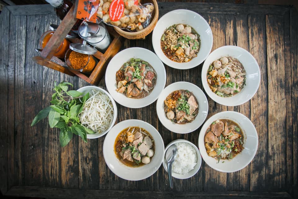 ก๋วยเตี๋ยวเรือในคลอง อยุธยา, กรุงเก่า"เตี๋ยวเรือ", ก๋วยเตี๋ยวเรือลวกปากริมคลอง &amp; หมูกะทะ อยุธยา, ก๋วยเตี๋ยวเรืออยุธยา-โอชินสูตรโบราณ, ร้านก๋วยเตี๋ยวเรือโอ่งบนแพริมแม่น้ำน้อย, ก๋วยเตี๋ยวเรือกิมหลวน อยุธยา, ก๋วยเตี๋ยวเรือ ตาลเดี่ยว'เตี๋ยวเรือ, ก๋วยเตี๊ยวลุงแจ๊ะ (บัวหวาน), ร้านก๋วยเตี๋ยวตาไห (คลองท่อ), ก๋วยเตี๋ยวเรือแม่วันดี อยุธยา, ก๋วยเตี๋ยวเรือแม่ต่วม อยุธยา, ก๋วยเตี๋ยวเรือ เสือร้องไห้, ก๋วยเตี๋ยวเรือ "รสโจ๊ะ" ป้าไวท์, ก๋วยเตี๋ยวเรืออยุธยา ป้าษา2, ก๋วยเตี๋ยววัดใหญ่, ก๋วยเตี๋ยวเรือห้อยขา อยุธยา, ก๋วยเตี๋ยวเรือนายอ๊อฟ สูตร”ยายจง”รสดั้งเดิม, ไทยเทวา ก๋วยเตี๋ยวเรืออยุธยา, ต้อยตลาดแตก สาขาใหญ่ ก๋วยเตี๋ยวเรืออยุธยา