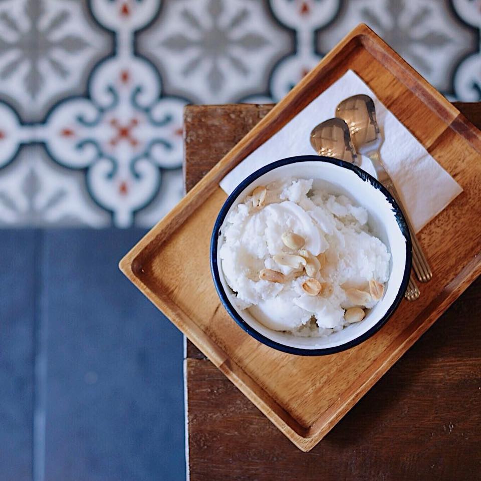 อร่อยเด็ด, ร้านข้าวต้มนายอ๋า, ร้านฟ้ามุ่ย, ร้านสุธาทิพย์, Blue Tree coffeebar, ร้านชั่งเส็ง ก๋วยเตี๋ยวลูกชิ้นปลา (เจ้เกียว), Pat Cafe Boraan แพท คาเฟ่ โบราณ, อ้วนโภชนา อาหารไทย อีสาน , ครัวป้าแดงบางลำพู, Cafe' Velodome