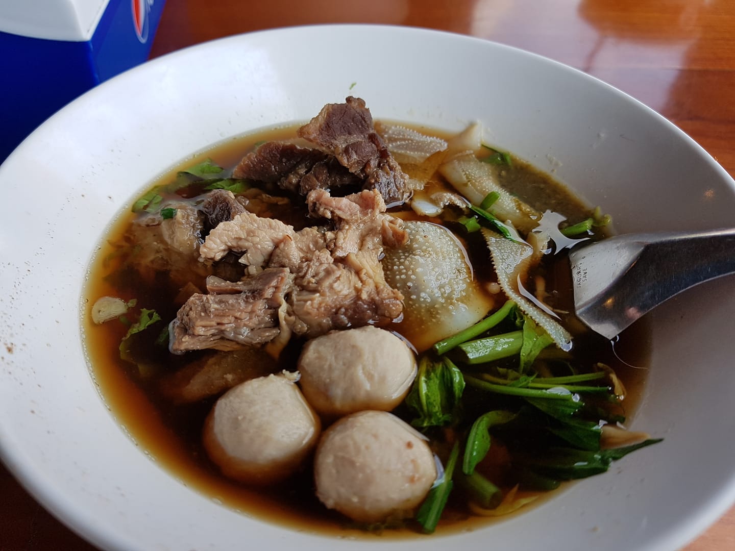 อร่อยเด็ด, ร้านข้าวต้มนายอ๋า, ร้านฟ้ามุ่ย, ร้านสุธาทิพย์, Blue Tree coffeebar, ร้านชั่งเส็ง ก๋วยเตี๋ยวลูกชิ้นปลา (เจ้เกียว), Pat Cafe Boraan แพท คาเฟ่ โบราณ, อ้วนโภชนา อาหารไทย อีสาน , ครัวป้าแดงบางลำพู, Cafe' Velodome
