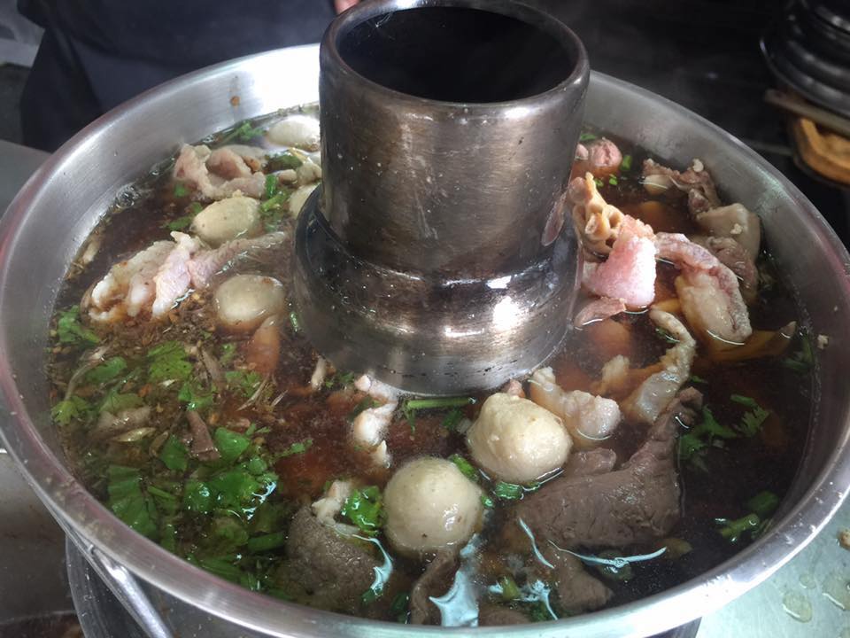 อร่อยเด็ด, ร้านข้าวต้มนายอ๋า, ร้านฟ้ามุ่ย, ร้านสุธาทิพย์, Blue Tree coffeebar, ร้านชั่งเส็ง ก๋วยเตี๋ยวลูกชิ้นปลา (เจ้เกียว), Pat Cafe Boraan แพท คาเฟ่ โบราณ, อ้วนโภชนา อาหารไทย อีสาน , ครัวป้าแดงบางลำพู, Cafe' Velodome