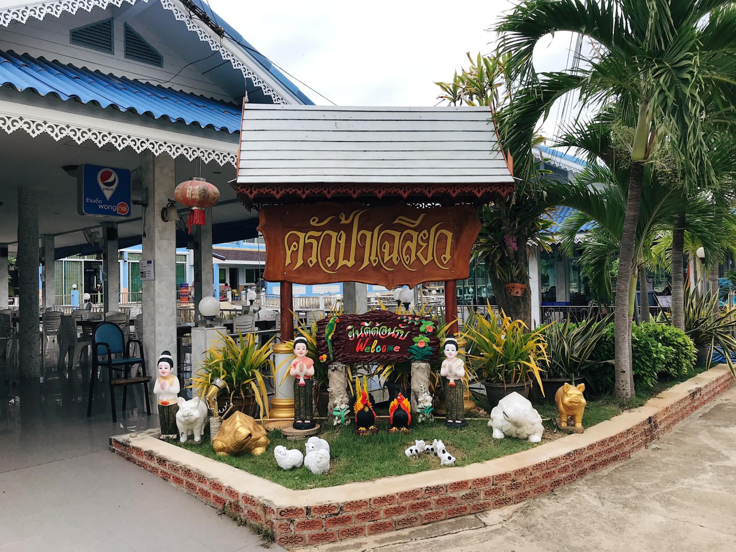 ครัวลุงมันซีฟู้ด, ตั้งฉ่ายซีฟู้ด, บ้านไร่น้ำอิง, พรทะเลซีฟู้ด, ศิริกัญญาซีฟู๊ด, ผึ้งทะเลเผา เบอร์ 9, ครัวป้ายืนซีฟู้ด, นู๋ยาซีฟู้ดชะอำ, ครัวเม็ดทราย, บ้านครัวทะเล, ครัวห้วยทราย, Platoo Restaurant, ครัวป้าเฉลียว, ร้านครัวพี่เปี๊ยก บางควาย