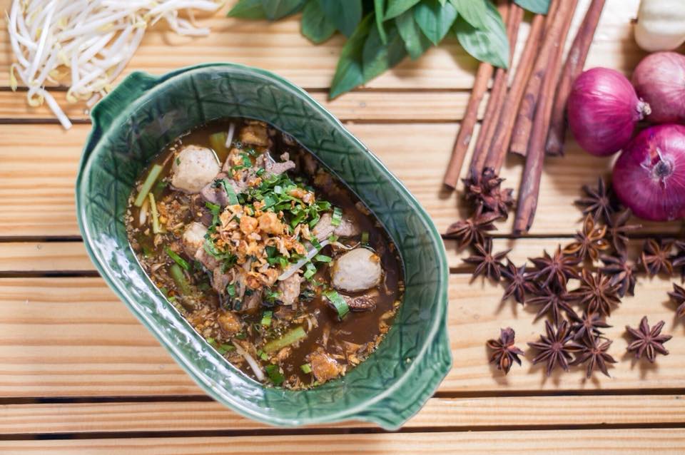 ก๋วยเตี๋ยวเรือคุณนาย,   ก๋วยเตี๋ยวเรือคุณนายเป็นร้านก๋วยเตี๋ยวเนื้อ-หมูน้ำตกน้ำข้นๆ ปรุงพร้อมเสิร์ฟชามต่อชาม เน้นเรื่องความสะอาดสดใหม่ใส่ใจทุกเมนู แต่ละอย่างยั่วน้ำลายสุดๆ ทั้งน้ำตกหมู น้ำตกเนื้อ ต้มยำไข่ เย็นตาโฟต้มยำ เริ่มที่ 35 บาท ปิดท้ายด้วยเครื่องดื่มชื่นใจสุดๆ อย่างน้ำลำไย อยากอร่อยแบบเต็มชาม หรืออยากชื่นใจกับเครื่องดื่มสมุนไพรสูตรทางร้านต้องแวะมานะคะ, ก๋วยเตี๋ยวเรืออยุธยา รจ'เด็จ, ก๋วยเตี๋ยวเรือคลองสระบัว, ก๋วยเตี๋ยวเรือห้อยขา อยุธยา, ก๋วยเตี๋ยววัดใหญ่, ก๋วยเตี๋ยวเรืออยุธยา-โอชินสูตรโบราณ