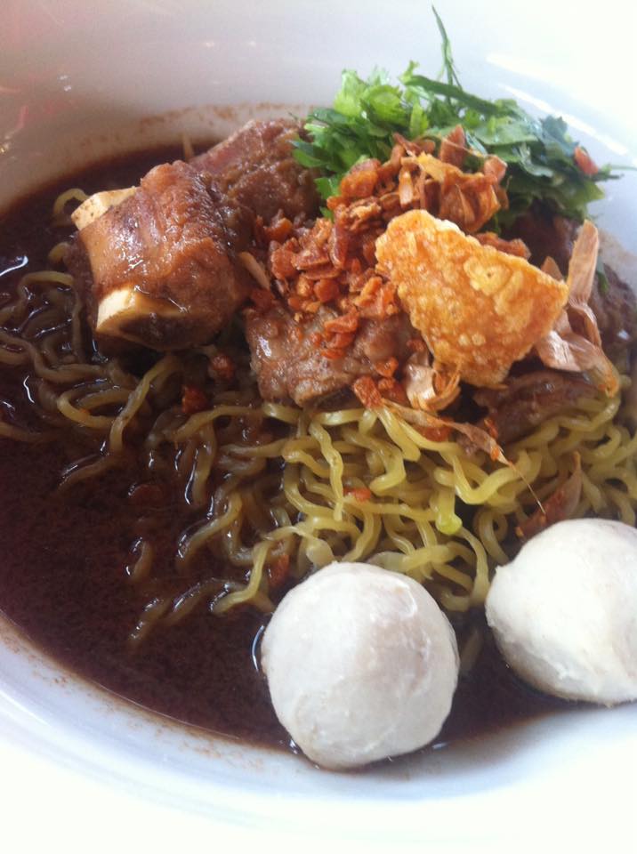 ก๋วยเตี๋ยวเรือคุณนาย,   ก๋วยเตี๋ยวเรือคุณนายเป็นร้านก๋วยเตี๋ยวเนื้อ-หมูน้ำตกน้ำข้นๆ ปรุงพร้อมเสิร์ฟชามต่อชาม เน้นเรื่องความสะอาดสดใหม่ใส่ใจทุกเมนู แต่ละอย่างยั่วน้ำลายสุดๆ ทั้งน้ำตกหมู น้ำตกเนื้อ ต้มยำไข่ เย็นตาโฟต้มยำ เริ่มที่ 35 บาท ปิดท้ายด้วยเครื่องดื่มชื่นใจสุดๆ อย่างน้ำลำไย อยากอร่อยแบบเต็มชาม หรืออยากชื่นใจกับเครื่องดื่มสมุนไพรสูตรทางร้านต้องแวะมานะคะ, ก๋วยเตี๋ยวเรืออยุธยา รจ'เด็จ, ก๋วยเตี๋ยวเรือคลองสระบัว, ก๋วยเตี๋ยวเรือห้อยขา อยุธยา, ก๋วยเตี๋ยววัดใหญ่, ก๋วยเตี๋ยวเรืออยุธยา-โอชินสูตรโบราณ