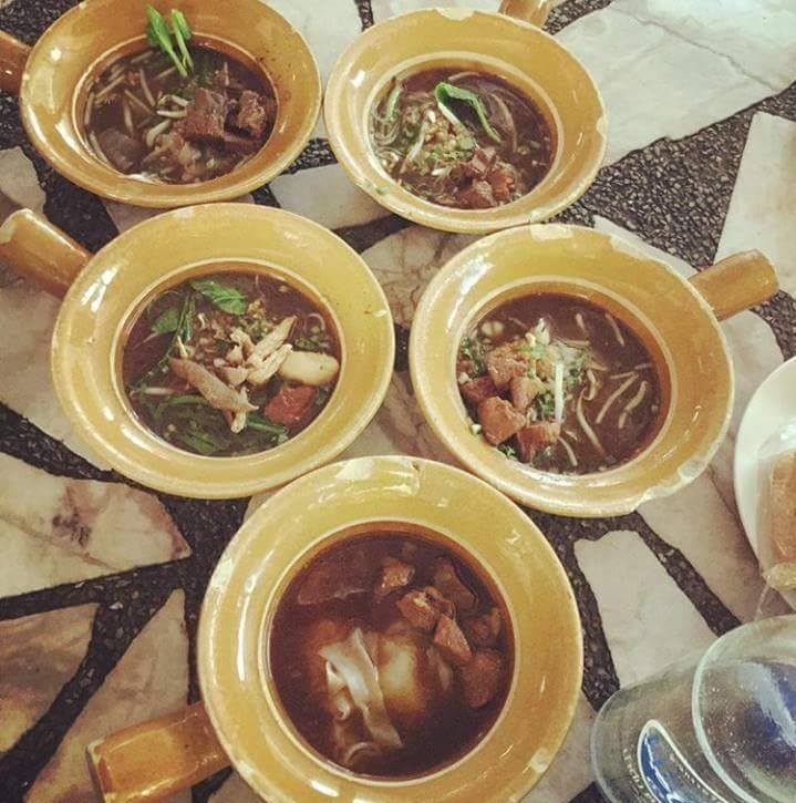 ก๋วยเตี๋ยวเรือในคลอง อยุธยา, กรุงเก่า"เตี๋ยวเรือ", ก๋วยเตี๋ยวเรือลวกปากริมคลอง &amp; หมูกะทะ อยุธยา, ก๋วยเตี๋ยวเรืออยุธยา-โอชินสูตรโบราณ, ร้านก๋วยเตี๋ยวเรือโอ่งบนแพริมแม่น้ำน้อย, ก๋วยเตี๋ยวเรือกิมหลวน อยุธยา, ก๋วยเตี๋ยวเรือ ตาลเดี่ยว'เตี๋ยวเรือ, ก๋วยเตี๊ยวลุงแจ๊ะ (บัวหวาน), ร้านก๋วยเตี๋ยวตาไห (คลองท่อ), ก๋วยเตี๋ยวเรือแม่วันดี อยุธยา, ก๋วยเตี๋ยวเรือแม่ต่วม อยุธยา, ก๋วยเตี๋ยวเรือ เสือร้องไห้, ก๋วยเตี๋ยวเรือ "รสโจ๊ะ" ป้าไวท์, ก๋วยเตี๋ยวเรืออยุธยา ป้าษา2, ก๋วยเตี๋ยววัดใหญ่, ก๋วยเตี๋ยวเรือห้อยขา อยุธยา, ก๋วยเตี๋ยวเรือนายอ๊อฟ สูตร”ยายจง”รสดั้งเดิม, ไทยเทวา ก๋วยเตี๋ยวเรืออยุธยา, ต้อยตลาดแตก สาขาใหญ่ ก๋วยเตี๋ยวเรืออยุธยา