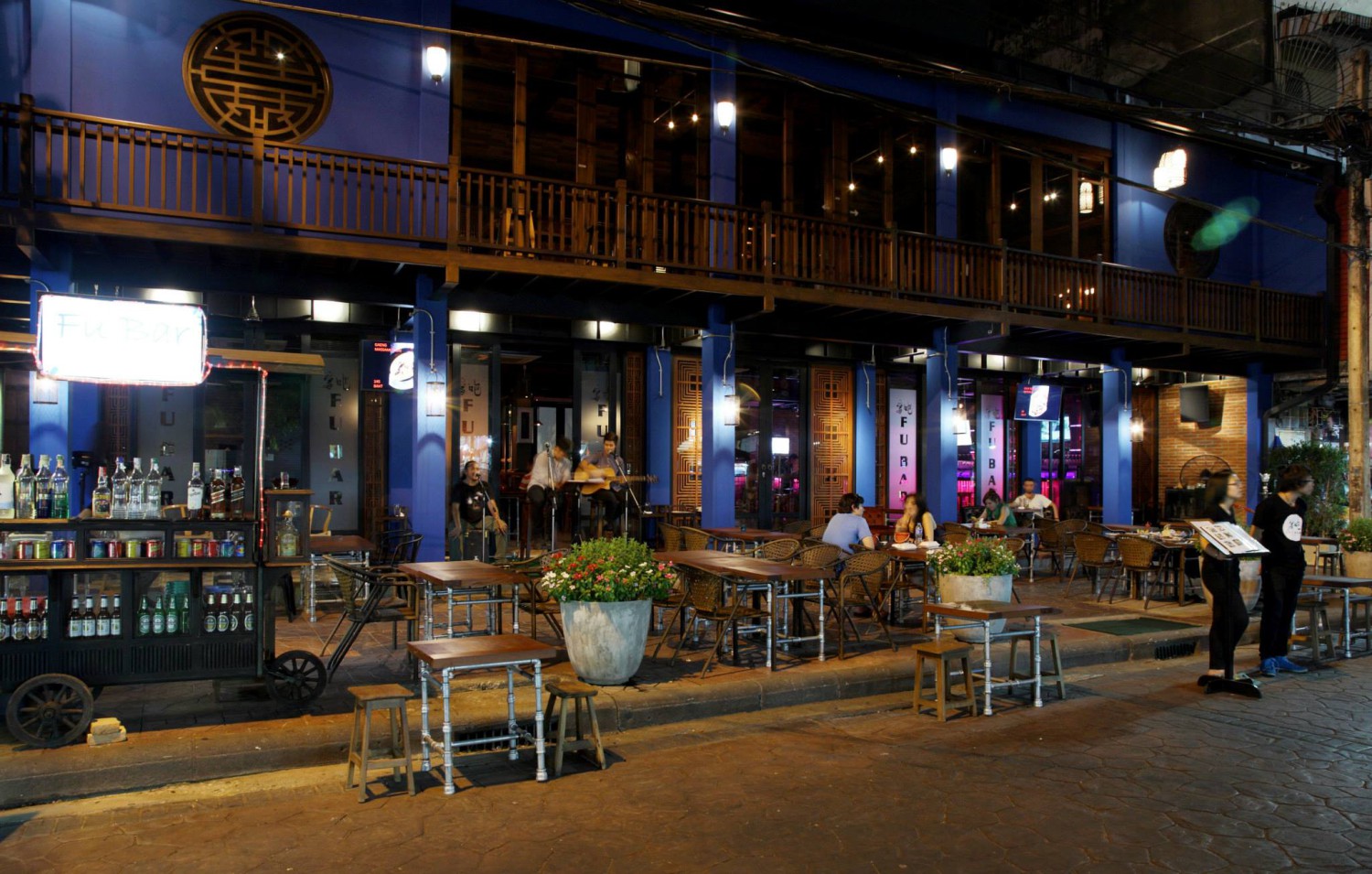 Moonshine Bar, พิซซ่าลันตา Pizza Lanta, Chart Bar, At-Mosphere Rooftop Cafe', Molly, Buddy Beer, Fu Bar, Prime Burger Khaosan, Ranee’s Restaurant, Hippie De Bar