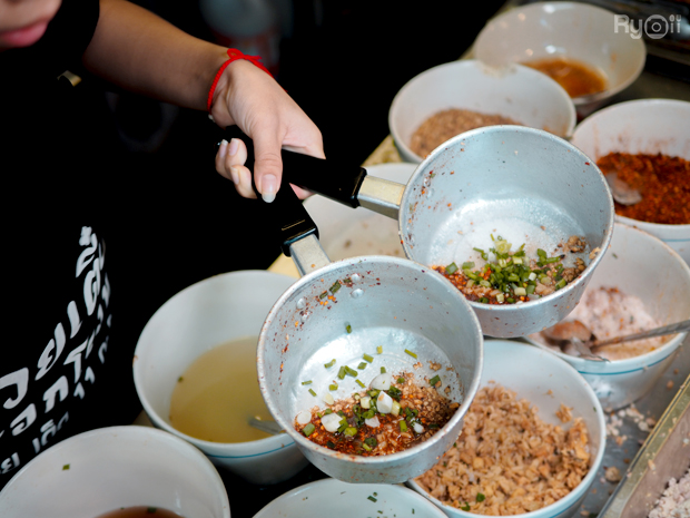 แดงราชาหอยทอด, เปาะเปี๊ยะสด ตรอกสุกร, SO-K cafe, เช็งซิมอี๊ (แป้งกลมอารมณ์ดี), ก๋วยเตี๋ยวตรอกโรงหมู, ข้าวมันไก่พิชัยไก่ตอน, Scoopp, ข้าวขาหมู "มันอยู่ในกระทะ"ตรอกโรงหมู, เบ๊ซุ่นหลี, สีมรกต, สุกี้เตาถ่าน ตรอกโรงหมู, Amass coffee art toys, Kanom Donut, ก๋วยเตี๋ยวหมูตุ๋นเจ๊ปู