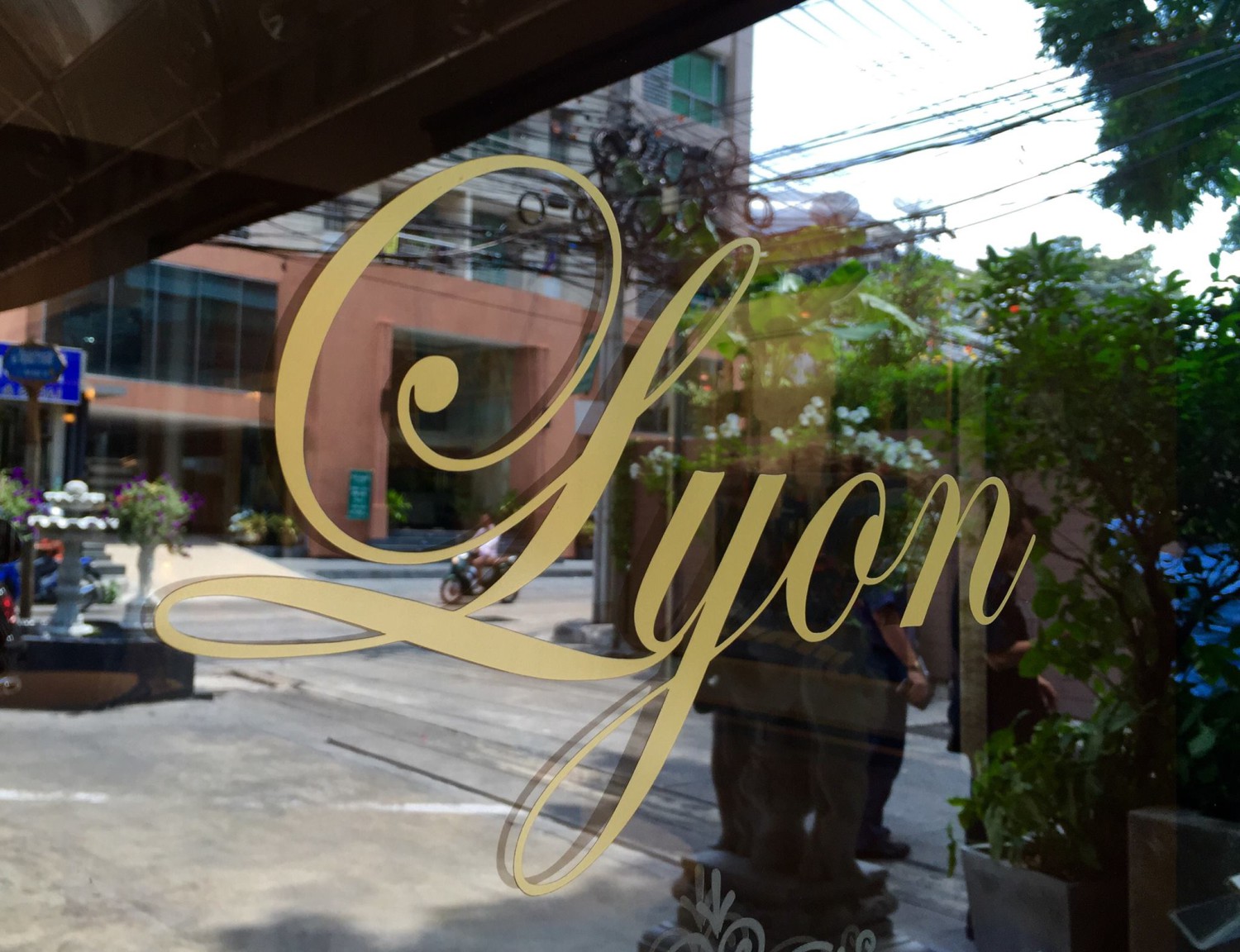 Little Sunshine Cafe, Woo Tender Bangkok, L'Escargot Bistro, Hyde &amp; Seek, Lyon French Cuisine, Sushi Niwa Bangkok, Witch's Oyster Tavern, YOKA YOKA, Neil's Bake Shoppe, Kinlenn Eatery &amp; Play, บ้านกลมกิ๊ก