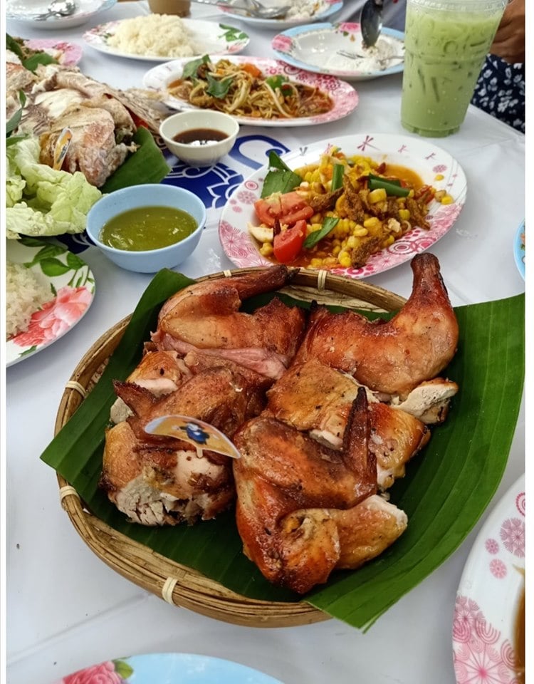 ชิมฮง คาเฟ่ - Chim Hong Cafe, Makesense, Kalamong, เดอ นา คาเฟ่, Benandson Cafe’, Chamcha Cafe, The Weekend Moka, เดี๋ยวเจอสวน&amp;คาเฟ่, Caffe' De Chalawan, Black Hat, Mouth Cafe, Apsara Café Phichit
