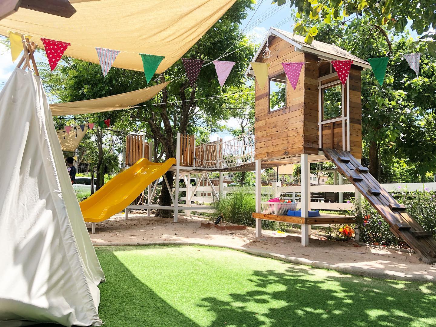 Kiddies’ House, ม้าก้านกล้วย คิดส์คาเฟ่, Little sheep kids cafe, Kickinkids, Moana Cafe, Organika Cafe and Play, Little Barn Kids Cafe, Pumpkin Art Town, DUBUA CAFE, FARM LUCK, Dressage Horse Café, Buttercup, Mari go round