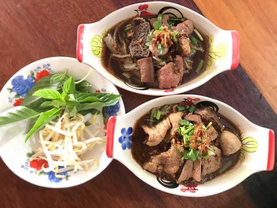 ก๋วยเตี๋ยวเรือในคลอง อยุธยา, กรุงเก่า"เตี๋ยวเรือ", ก๋วยเตี๋ยวเรือลวกปากริมคลอง &amp; หมูกะทะ อยุธยา, ก๋วยเตี๋ยวเรืออยุธยา-โอชินสูตรโบราณ, ร้านก๋วยเตี๋ยวเรือโอ่งบนแพริมแม่น้ำน้อย, ก๋วยเตี๋ยวเรือกิมหลวน อยุธยา, ก๋วยเตี๋ยวเรือ ตาลเดี่ยว'เตี๋ยวเรือ, ก๋วยเตี๊ยวลุงแจ๊ะ (บัวหวาน), ร้านก๋วยเตี๋ยวตาไห (คลองท่อ), ก๋วยเตี๋ยวเรือแม่วันดี อยุธยา, ก๋วยเตี๋ยวเรือแม่ต่วม อยุธยา, ก๋วยเตี๋ยวเรือ เสือร้องไห้, ก๋วยเตี๋ยวเรือ "รสโจ๊ะ" ป้าไวท์, ก๋วยเตี๋ยวเรืออยุธยา ป้าษา2, ก๋วยเตี๋ยววัดใหญ่, ก๋วยเตี๋ยวเรือห้อยขา อยุธยา, ก๋วยเตี๋ยวเรือนายอ๊อฟ สูตร”ยายจง”รสดั้งเดิม, ไทยเทวา ก๋วยเตี๋ยวเรืออยุธยา, ต้อยตลาดแตก สาขาใหญ่ ก๋วยเตี๋ยวเรืออยุธยา