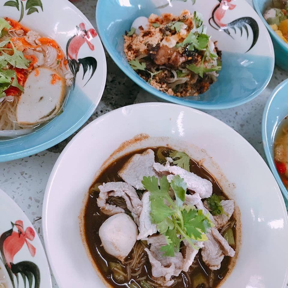 ก๋วยเตี๋ยวเรือในคลอง อยุธยา, กรุงเก่า"เตี๋ยวเรือ", ก๋วยเตี๋ยวเรือลวกปากริมคลอง &amp; หมูกะทะ อยุธยา, ก๋วยเตี๋ยวเรืออยุธยา-โอชินสูตรโบราณ, ร้านก๋วยเตี๋ยวเรือโอ่งบนแพริมแม่น้ำน้อย, ก๋วยเตี๋ยวเรือกิมหลวน อยุธยา, ก๋วยเตี๋ยวเรือ ตาลเดี่ยว'เตี๋ยวเรือ, ก๋วยเตี๊ยวลุงแจ๊ะ (บัวหวาน), ร้านก๋วยเตี๋ยวตาไห (คลองท่อ), ก๋วยเตี๋ยวเรือแม่วันดี อยุธยา, ก๋วยเตี๋ยวเรือแม่ต่วม อยุธยา, ก๋วยเตี๋ยวเรือ เสือร้องไห้, ก๋วยเตี๋ยวเรือ "รสโจ๊ะ" ป้าไวท์, ก๋วยเตี๋ยวเรืออยุธยา ป้าษา2, ก๋วยเตี๋ยววัดใหญ่, ก๋วยเตี๋ยวเรือห้อยขา อยุธยา, ก๋วยเตี๋ยวเรือนายอ๊อฟ สูตร”ยายจง”รสดั้งเดิม, ไทยเทวา ก๋วยเตี๋ยวเรืออยุธยา, ต้อยตลาดแตก สาขาใหญ่ ก๋วยเตี๋ยวเรืออยุธยา
