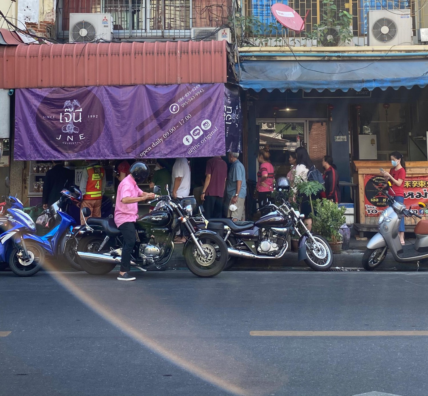 Anya Authentic Thai Cuisine, Kinu, สาขาเสาชิงช้า, ภูธรบาร์, ครัวอัปษร, สาขาถนนดินสอ, ขนมกุ๋ยช่ายเจ๊ต้อย, ตาชัยก๋วยเตี๋ยวสุโขทัย, โกปี๊เฮี้ยะไถ่กี่ ณ เสาชิงช้า, ไทยทำ เกาเหลาสมองหมู, จิต เตาถ่าน, ศิริพรโภชนา, มนต์ นมสด, เจ๊นี เผือกหิมะ, ลูกชิ้นหมูแพร่งนรา, นายอ้วนเย็นตาโฟเสาชิงช้า, สุขนิยม ขนมครกสิงคโปร์, ทิพย์สมัย ผัดไทยประตูผี, เช็งซิมอี๊ , สาขาเสาชิงช้า, Bite and Bond, ร้านติ่นฟง Tinn Feng, บรรพชน Bun Bar Chon, นมโจ เสาชิงช้า, ข้าวหมูแดงนายชุน