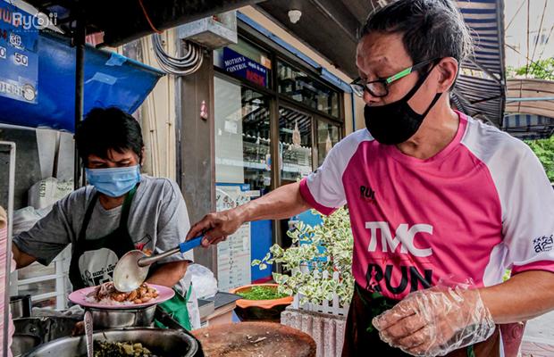 แดงราชาหอยทอด, เปาะเปี๊ยะสด ตรอกสุกร, SO-K cafe, เช็งซิมอี๊ (แป้งกลมอารมณ์ดี), ก๋วยเตี๋ยวตรอกโรงหมู, ข้าวมันไก่พิชัยไก่ตอน, Scoopp, ข้าวขาหมู "มันอยู่ในกระทะ"ตรอกโรงหมู, เบ๊ซุ่นหลี, สีมรกต, สุกี้เตาถ่าน ตรอกโรงหมู, Amass coffee art toys, Kanom Donut, ก๋วยเตี๋ยวหมูตุ๋นเจ๊ปู