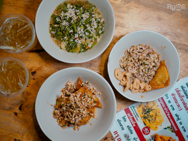 แดงราชาหอยทอด, เปาะเปี๊ยะสด ตรอกสุกร, SO-K cafe, เช็งซิมอี๊ (แป้งกลมอารมณ์ดี), ก๋วยเตี๋ยวตรอกโรงหมู, ข้าวมันไก่พิชัยไก่ตอน, Scoopp, ข้าวขาหมู "มันอยู่ในกระทะ"ตรอกโรงหมู, เบ๊ซุ่นหลี, สีมรกต, สุกี้เตาถ่าน ตรอกโรงหมู, Amass coffee art toys, Kanom Donut, ก๋วยเตี๋ยวหมูตุ๋นเจ๊ปู