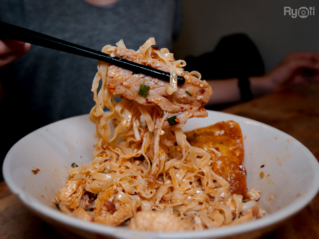 แดงราชาหอยทอด, เปาะเปี๊ยะสด ตรอกสุกร, SO-K cafe, เช็งซิมอี๊ (แป้งกลมอารมณ์ดี), ก๋วยเตี๋ยวตรอกโรงหมู, ข้าวมันไก่พิชัยไก่ตอน, Scoopp, ข้าวขาหมู "มันอยู่ในกระทะ"ตรอกโรงหมู, เบ๊ซุ่นหลี, สีมรกต, สุกี้เตาถ่าน ตรอกโรงหมู, Amass coffee art toys, Kanom Donut, ก๋วยเตี๋ยวหมูตุ๋นเจ๊ปู