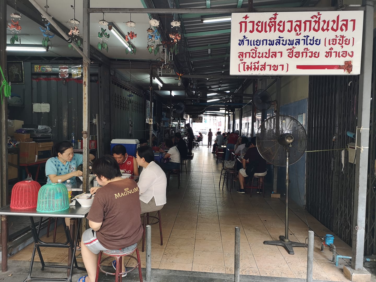 ก๋วยเตี๋ยวลูกชิ้นปลาเจ๊ปุ๊ย ห้าแยกพลับพลาชัย, ข้าวต้มแห้งคุณนิด สาขา เยาวราช X ก๋วยเตี๋ยวลูกชิ้นปลาเจ๊ส้ม, ลักตี๋ "六弟" บะหมี่เกี๊ยวทะเล เยาวราช, ห้องอาหารพูนเลิศ(เหลาะงาทิ้น)ข้าวหน้าไก่ห้าแยก, ข้าวต้มปลาตรอกถั่วงอก, ไก่บ้านพริกไทยดำ ห้าแยกพลับพลาไชย, ร้านอาหารครัวดอกไม้ขาว, ร้านไชยพราหมณ์ Made with Heart, ราดหน้า ท่ง ฮั่ว เฮง "เฮียตั๋ง", ข้าวต้มปลา by อุษณีย์, ตุ้ยนุ้ยอีทเทอรี่