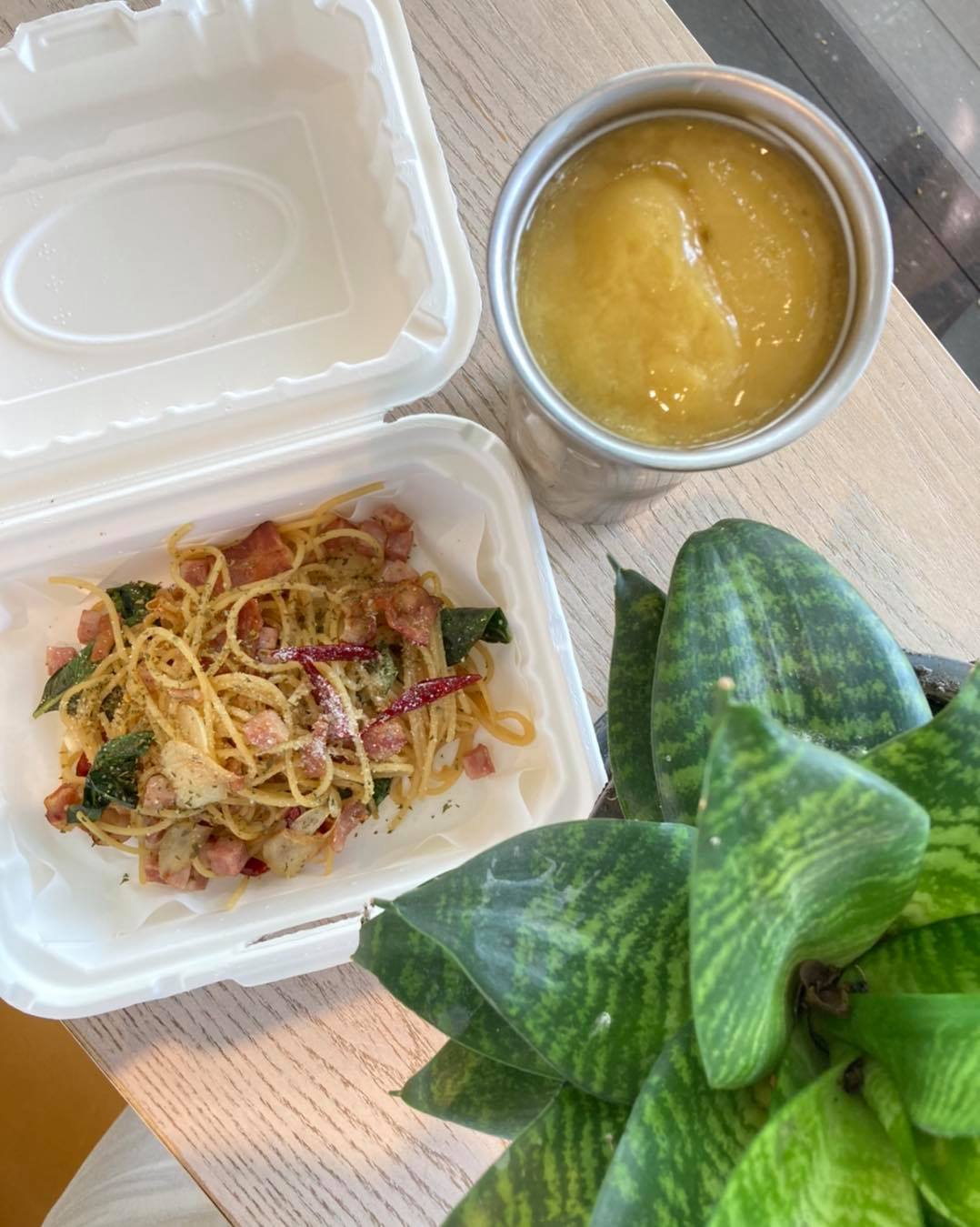 อร่อยเด็ด, ร้านข้าวต้มนายอ๋า, ร้านฟ้ามุ่ย, ร้านสุธาทิพย์, Blue Tree coffeebar, ร้านชั่งเส็ง ก๋วยเตี๋ยวลูกชิ้นปลา (เจ้เกียว), Pat Cafe Boraan แพท คาเฟ่ โบราณ, อ้วนโภชนา อาหารไทย อีสาน , ครัวป้าแดงบางลำพู, Cafe' Velodome