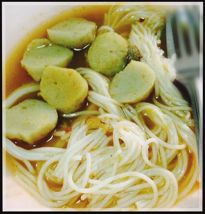 ส้มตำอุทุมพรกสิกรบางลำพู, คาริม โรตีมะตะบะ​, ขนมจีนน้ำยา บางลำภู, เจ้กบบางลำภู ต้มยำกุ้งรอบกลางคืน, Patonggo Cafe, จิระเย็นตาโฟ, ข้าวแกงบางลำพู 2517, ขนมเบื้องแม่ประภา, อาอีซะฮ์ รสดี, พัวกี่, ก๋วยเตี๋ยวลูกชิ้นปลานายง้ำ, โรงนํ้าชา มิตรามิตร, ข้าวแช่แม่ศิริ บางลำพู, พิกุลถั่วแปบแป้งสด, ห้องอาหารกร บางลำพู, เตี๋ยวตุ๋นบ้านสวน สาขาบางลำพู
