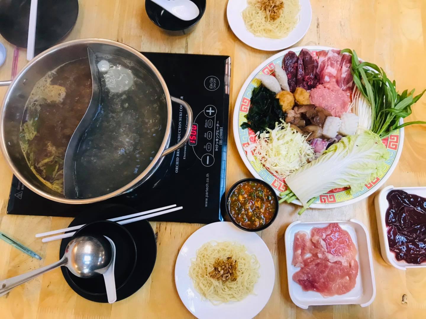 Baan suki, Y.O.U หมูกระทะ, JJANG restaurant and BBQ, ฮ่องเต้ สุกี้-ปิ้งย่าง บุฟเฟ่ต์, สุกี้ตี๋น้อย, สาขาเลียบด่วนเอกมัยรามอินทรา, BestBeef, ปิ้ง-ย่างเทวดา, Happy Suki, 18 มงกุฎ สุกี้-ชาบู, สุกี้ดารา, อร่อยติ่มซำ สุกี้สไตล์ฮ่องกง