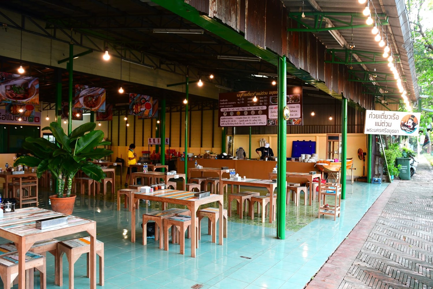 ก๋วยเตี๋ยวเรือในคลอง อยุธยา, กรุงเก่า"เตี๋ยวเรือ", ก๋วยเตี๋ยวเรือลวกปากริมคลอง &amp; หมูกะทะ อยุธยา, ก๋วยเตี๋ยวเรืออยุธยา-โอชินสูตรโบราณ, ร้านก๋วยเตี๋ยวเรือโอ่งบนแพริมแม่น้ำน้อย, ก๋วยเตี๋ยวเรือกิมหลวน อยุธยา, ก๋วยเตี๋ยวเรือ ตาลเดี่ยว'เตี๋ยวเรือ, ก๋วยเตี๊ยวลุงแจ๊ะ (บัวหวาน), ร้านก๋วยเตี๋ยวตาไห (คลองท่อ), ก๋วยเตี๋ยวเรือแม่วันดี อยุธยา, ก๋วยเตี๋ยวเรือแม่ต่วม อยุธยา, ก๋วยเตี๋ยวเรือ เสือร้องไห้, ก๋วยเตี๋ยวเรือ "รสโจ๊ะ" ป้าไวท์, ก๋วยเตี๋ยวเรืออยุธยา ป้าษา2, ก๋วยเตี๋ยววัดใหญ่, ก๋วยเตี๋ยวเรือห้อยขา อยุธยา, ก๋วยเตี๋ยวเรือนายอ๊อฟ สูตร”ยายจง”รสดั้งเดิม, ไทยเทวา ก๋วยเตี๋ยวเรืออยุธยา, ต้อยตลาดแตก สาขาใหญ่ ก๋วยเตี๋ยวเรืออยุธยา