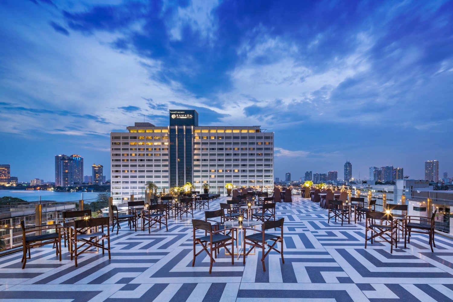 Level 50 by SEE FAH, Sanay Rooftop Bar, Cosmo Bar Bkk, Flashback Rooftop Bar, Dumbo BKK, Wallflowers Cafe, LeeLa Bar, 342 Bar, Peak-A-Boo Bar, SwingBar