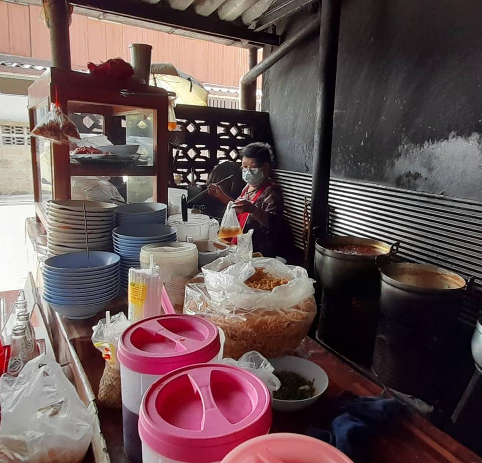 บ้านพระยาสุเรนทร์, The Riverside Restaurant Lampang, อร่อยบาทเดียว, ฮอมครัวเมือง, บะหมี่โกจือ ข้างไปรษณีย์ลำปาง, ข้าวซอยป้าบุญ ลำปาง, ข้าวมันไก่ห้าแยก, ก๋วยเตี๋ยวบ้านดง ลำปาง, ข้าวซอยอิสลาม ลำปางหนา