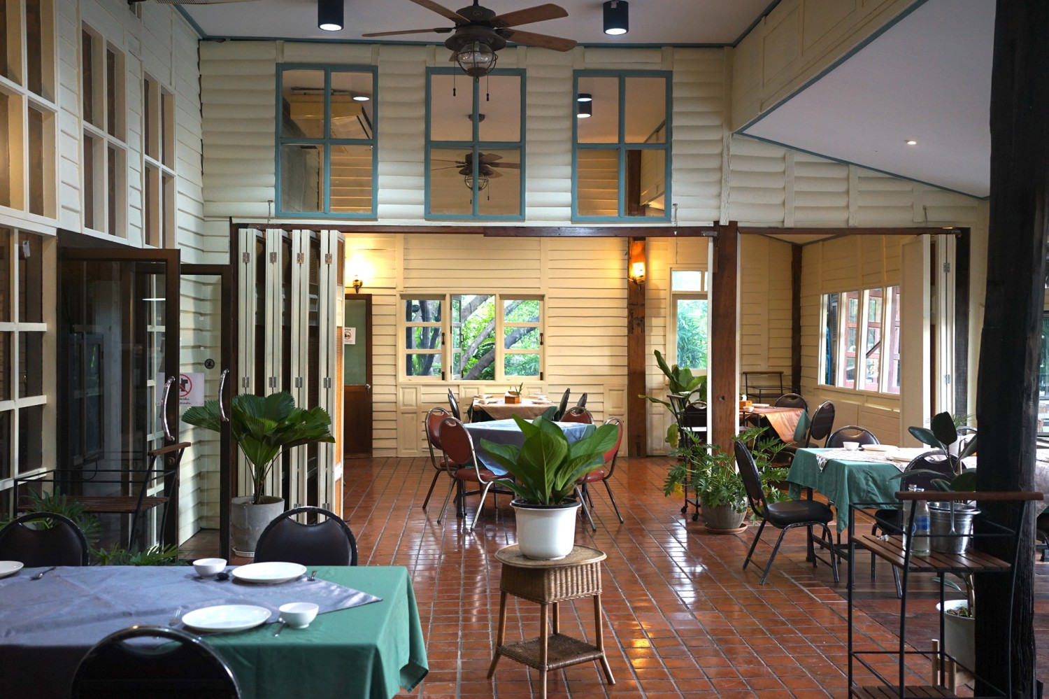 ร้านอ้นส้มตำปูม้า, ไผ่ขวาง, Zaab Station, เอมโอช by The Story, ครัวกางนา, คุ้มขวัญเจ้าเอย, ร้านบ้านเด, กุ่ยหมง, สวนอาหารเบญจรงค์ สุพรรณบุรี, ขัวะ, ลายน้ำ, มุมสบายครัวริมคลอง, ข้าวต้มโกเฑียร, นพรัตน์ ภัตตาคาร, กุ้งเป็น (เจ๊เน้ย), ขนาบน้ำสุพรรณบุรี and mellow, เรือนแพ (ครัวสุพรรณ) &amp; รีสอร์ท, ริมคลองเฮ้าส์, สุรชัยปลาเผา บึงไผ่แขก, Taiheiyo sushi suphanburi
