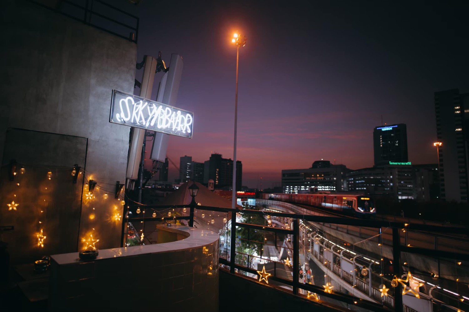 Level 50 by SEE FAH, Sanay Rooftop Bar, Cosmo Bar Bkk, Flashback Rooftop Bar, Dumbo BKK, Wallflowers Cafe, LeeLa Bar, 342 Bar, Peak-A-Boo Bar, SwingBar