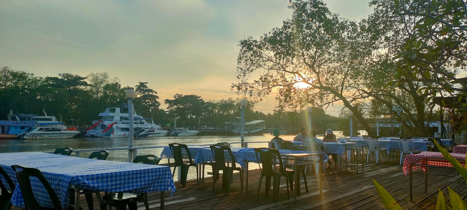 ครัวผักสด, Iconic Club Style, แก้วติ่มซำ, ตำ มึน มึน น., สวนอาหารริเวอร์ไซด์การเด้น, ยายปวด, ลุย, นิวแซ่บสุดซอย, ครัวตาอ้อซีฟู๊ด ชุมพร, ลุงเผล็นกุ้งหลวง, แม่ไม้ซีฟู้ด, ครัวสวนตาจี๊ด, ฟารีดาชาโรตี สาขาชุมพร, ก๋วยเตี๋ยวเนื้อนายดำ, ครัวทุ่งแพะ, บ้านพรรคพวก, ร้านอาหารตะเกียงไทยชุมพร, โกเหลียง, ครัวบ้านริมน้ำ ไร่ล่างซิตี้, พนังตักซีฟู๊ด คาเฟ่&amp;บาร์, ติ่มซำ หอเจี๊ยะ at ชุมพร, ครัวคุณจักษ์