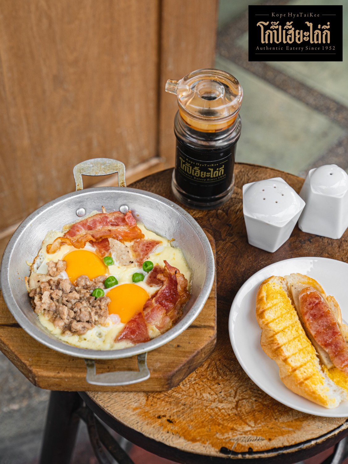 Anya Authentic Thai Cuisine, Kinu, สาขาเสาชิงช้า, ภูธรบาร์, ครัวอัปษร, สาขาถนนดินสอ, ขนมกุ๋ยช่ายเจ๊ต้อย, ตาชัยก๋วยเตี๋ยวสุโขทัย, โกปี๊เฮี้ยะไถ่กี่ ณ เสาชิงช้า, ไทยทำ เกาเหลาสมองหมู, จิต เตาถ่าน, ศิริพรโภชนา, มนต์ นมสด, เจ๊นี เผือกหิมะ, ลูกชิ้นหมูแพร่งนรา, นายอ้วนเย็นตาโฟเสาชิงช้า, สุขนิยม ขนมครกสิงคโปร์, ทิพย์สมัย ผัดไทยประตูผี, เช็งซิมอี๊ , สาขาเสาชิงช้า, Bite and Bond, ร้านติ่นฟง Tinn Feng, บรรพชน Bun Bar Chon, นมโจ เสาชิงช้า, ข้าวหมูแดงนายชุน