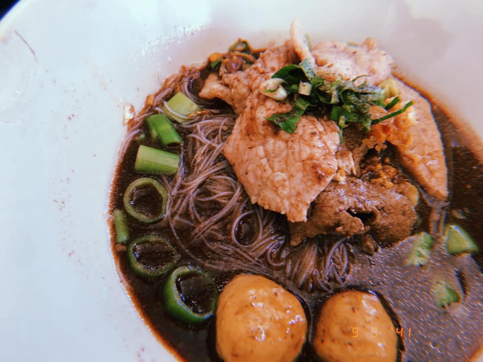 หมี่สะปำ คุณยายเจียร ภูเก็ต, ร้านก๋วยเตี๋ยวเนื้อวัวรับอรุณ, หมี่อ่าวเก, หมี่น้ำกุ้ง อ่าวเก ถนน พูนผล, กิตติก๋วยเตี๋ยวเป็ด ภูเก็ต, ก๋วยเตี๋ยวเรือราไวย์ ซอยใสยวน, ร้านก๋วยเตี๋ยวเรือสี่พระยา (สาขาฉลอง), กิมท้อ นครปฐม, ก๋วยเตี๋ยวลูกชิ้นเนื้อรามา, หมี่แป๊ะเถว, ร้านหมี่โป๋เบี๋ยน, ก๋วยเตี๋ยวเรืออัมพวาภูเก็ต