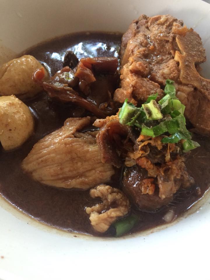 หมี่สะปำ คุณยายเจียร ภูเก็ต, ร้านก๋วยเตี๋ยวเนื้อวัวรับอรุณ, หมี่อ่าวเก, หมี่น้ำกุ้ง อ่าวเก ถนน พูนผล, กิตติก๋วยเตี๋ยวเป็ด ภูเก็ต, ก๋วยเตี๋ยวเรือราไวย์ ซอยใสยวน, ร้านก๋วยเตี๋ยวเรือสี่พระยา (สาขาฉลอง), กิมท้อ นครปฐม, ก๋วยเตี๋ยวลูกชิ้นเนื้อรามา, หมี่แป๊ะเถว, ร้านหมี่โป๋เบี๋ยน, ก๋วยเตี๋ยวเรืออัมพวาภูเก็ต