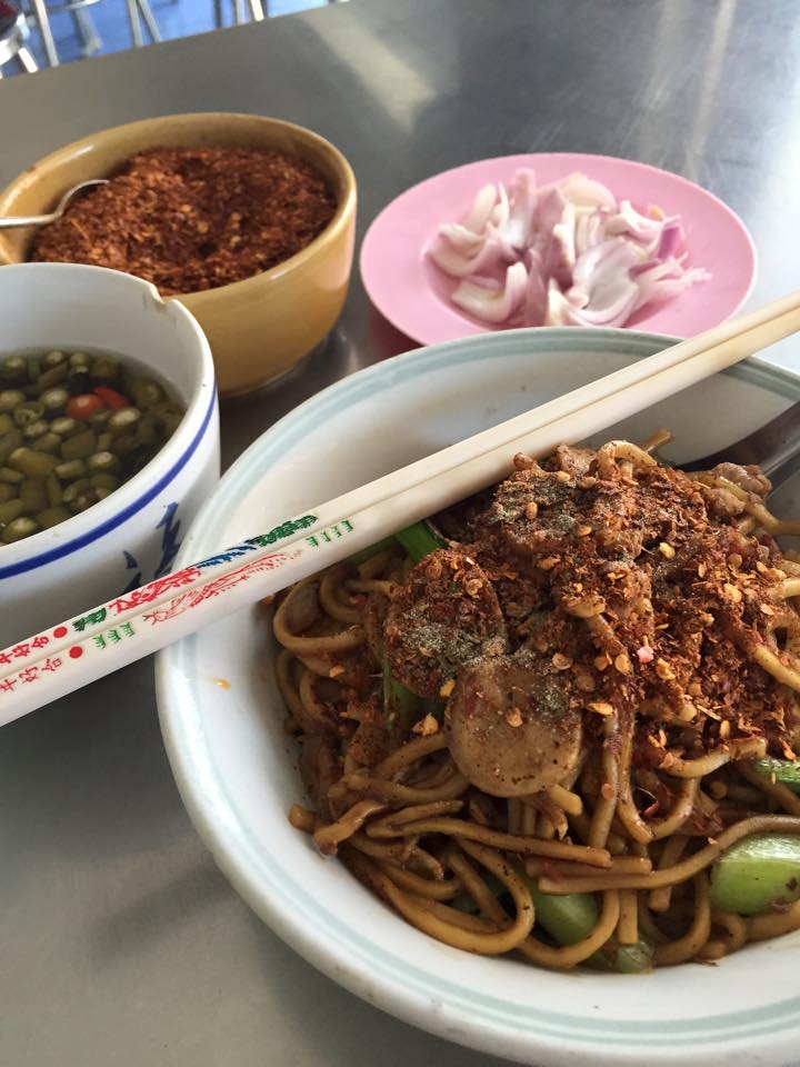 หมี่สะปำ คุณยายเจียร ภูเก็ต, ร้านก๋วยเตี๋ยวเนื้อวัวรับอรุณ, หมี่อ่าวเก, หมี่น้ำกุ้ง อ่าวเก ถนน พูนผล, กิตติก๋วยเตี๋ยวเป็ด ภูเก็ต, ก๋วยเตี๋ยวเรือราไวย์ ซอยใสยวน, ร้านก๋วยเตี๋ยวเรือสี่พระยา (สาขาฉลอง), กิมท้อ นครปฐม, ก๋วยเตี๋ยวลูกชิ้นเนื้อรามา, หมี่แป๊ะเถว, ร้านหมี่โป๋เบี๋ยน, ก๋วยเตี๋ยวเรืออัมพวาภูเก็ต